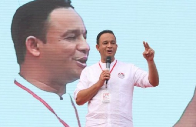 Salam Dua Jari Anies Baswedan Disorot