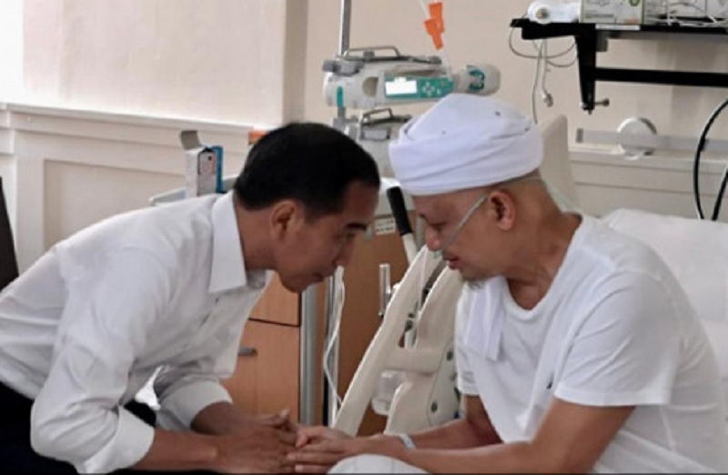 Jokowi Panjatkan Doa saat Besuk Ustaz Arifin Ilham
