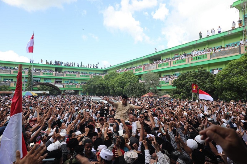 Rela Terjemur Matahari, Ribuan Santri dan Warga Pamekasan Sambut Kehadiran Prabowo