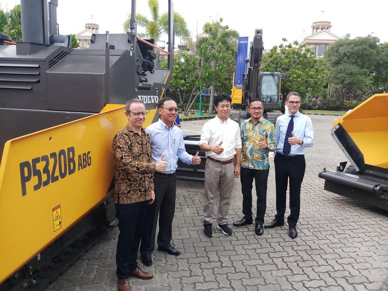 Volvo Perkenalkan Alat Berat Pengaspalan di Indonesia