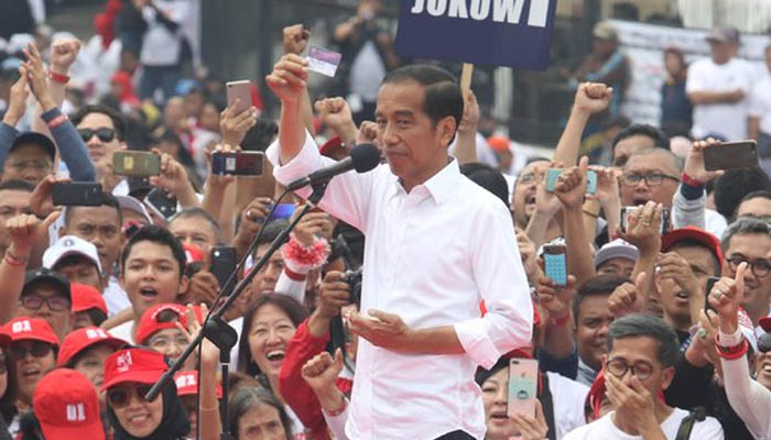Tiga Kartu Sakti Jokowi Tuai Kritik