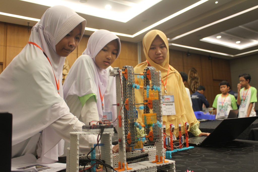 Sinar Mas Land Kembali Gelar Indonesian Youth Robot Competition
