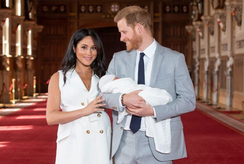 Di Balik Gaun Meghan Markle saat Kenalkan Bayinya ke Publik