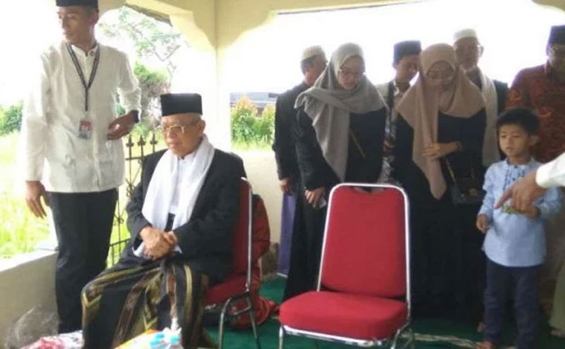 Ma’ruf Amin Ziarah ke Makam Orang Tua