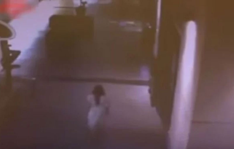 Ngeri, Ada Penampakan Wanita Berbaju Putih Terekam CCTV