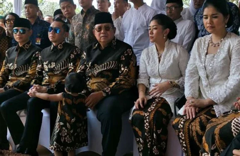 Ziarah ke Makam Kalibata, SBY Usap-usap Nisan Ani Yudhoyono