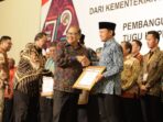 Menteri Puspayoga Beri Penghargaan Insan Koperasi Berprestasi