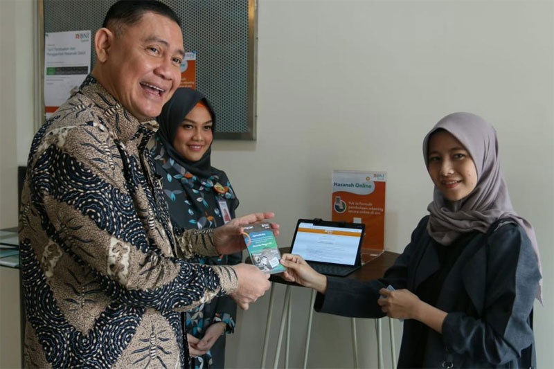Peringati Hari Pelanggan, Direksi BNI Syariah Berikan Surprise ke Nasabah