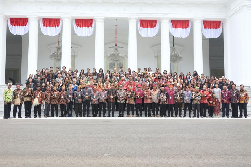 Presiden RI Menyerahkan Hadiah Kepada Pemenang Festival Gapura Cinta Negeri