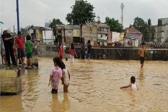 Lintasarta Gandeng BAZNAS Salurkan Bantuan Bagi Korban Banjir Kampung Pulo