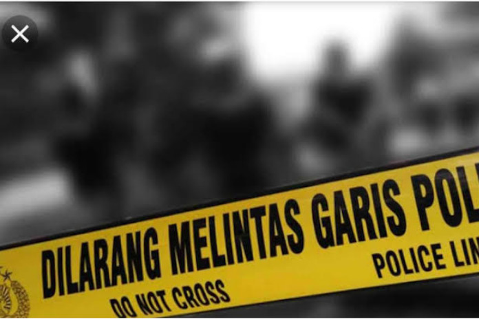 Membandel, Petugas Tutup Paksa Toko di Jombang