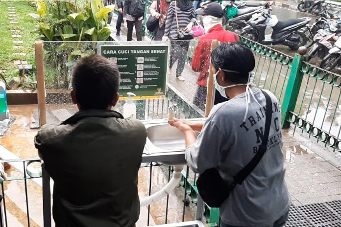 Cegah Covid-19, BAZNAS Sediakan Wastafel Sehat di Stasiun KRL