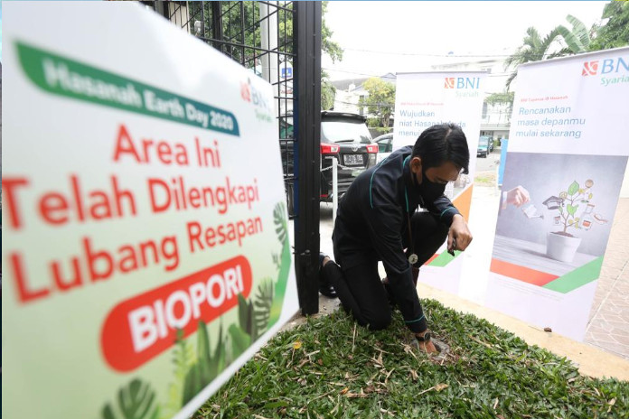 Sambut Hari Bumi Sedunia, BNI Syariah Realisasikan 1.220 Lubang Resapan Biopori di Jaringan Outlet