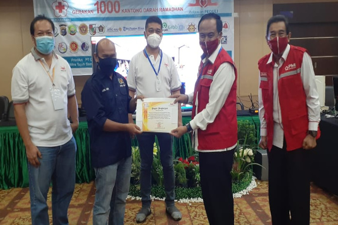 Ikut Berpartisipasi di Gerakan 1.000 Kantong Darah Ramadhan PWI Riau Terima Penghargaan dari PMI Pekanbaru