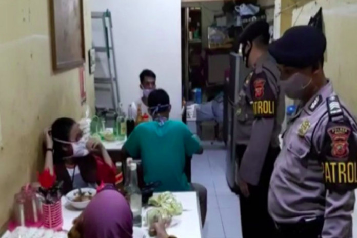 Razia PSBB di Bulan Puasa, Warung Makan Kepergok Penuh Siang Hari