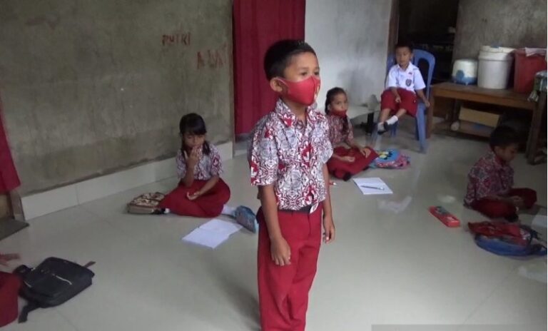 Beratnya Guru di Kendari, Harus Keliling Mengajar Murid yang Tidak Punya Gawai