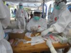 Petugas saat melakukan rapid test. Foto: Antara
