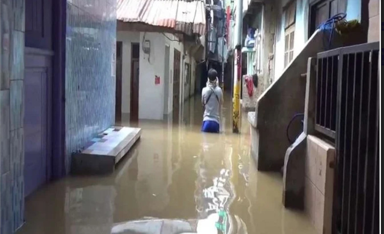 Kebanjiran, Warga Kebon Pala Tak Mengungsi karena Takut Berkerumun