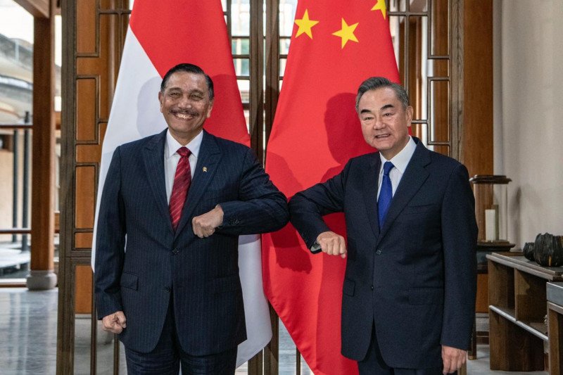 Bertemu Menlu China, Luhut Ngebahas Strategi Hadapi COVID-19