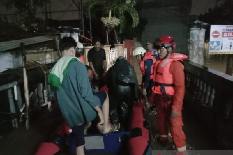 Petugas Damkar Evakuasi 52 Warga Terjebak Banjir di Jaktim