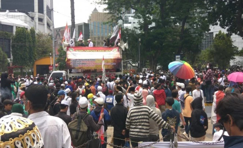 Kawasan Patung Kuda Dipadati Massa Aksi 1310 Tolak Omnibus Law