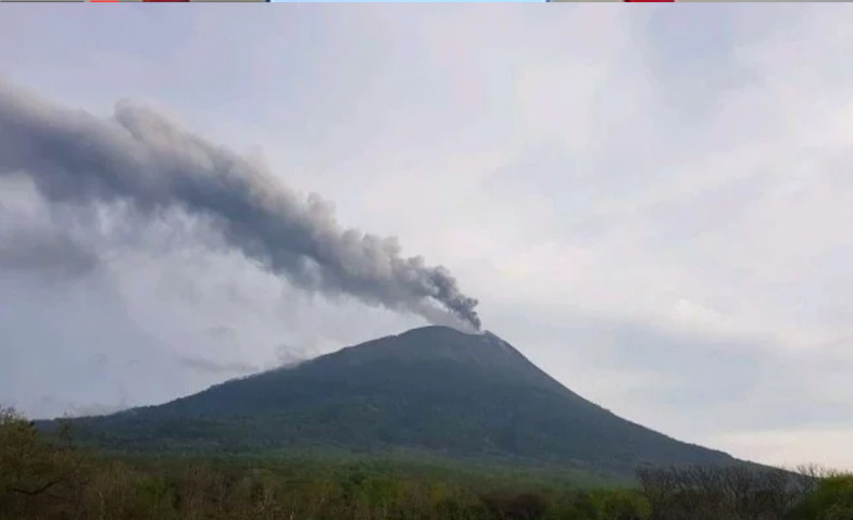 Gunung Lewotolok di NTT ErupsI