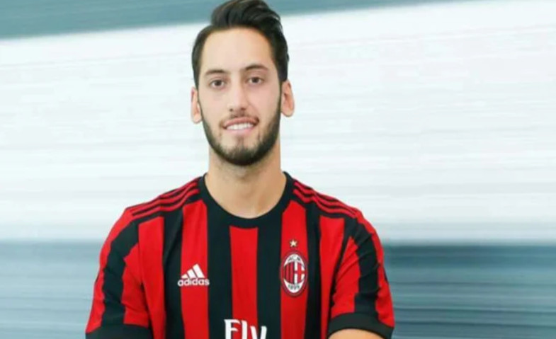 Selangkah Lagi, Gelandang AC Milan Ini Merapat ke MU