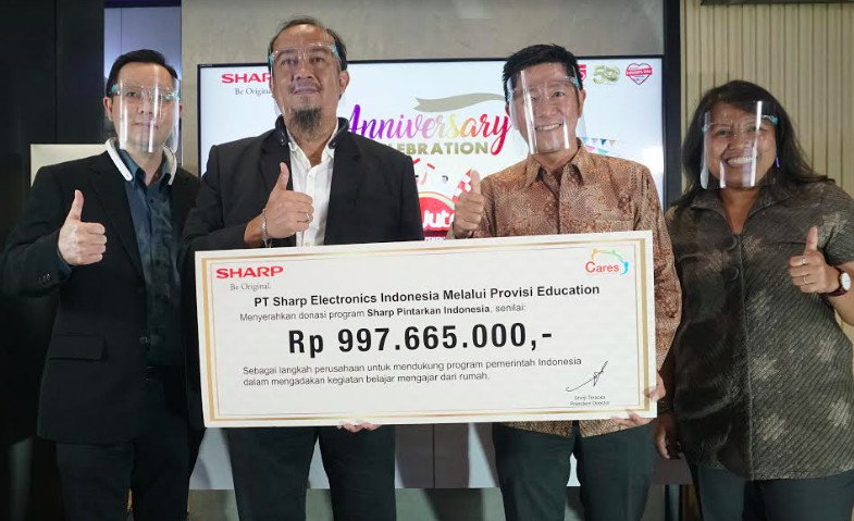 Sharp Donasikan Ratusan Smartphone dan Notebook Melalui Program Bakti untuk Negeri-Sharp Pintarkan  Indonesia