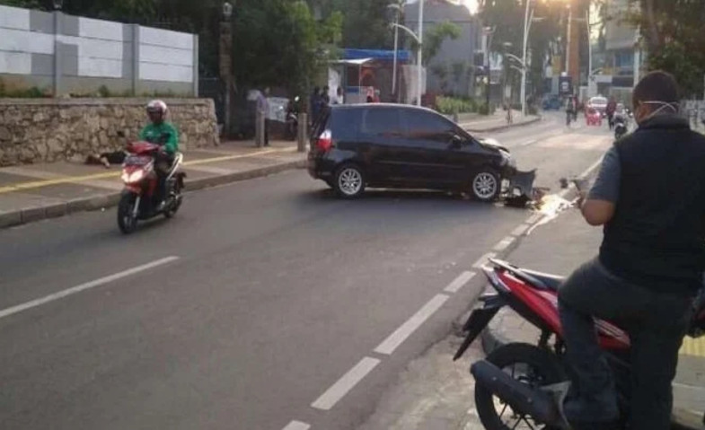 Tabrak Pohon di Kemang, Pengemudi Honda Jazz Terluka