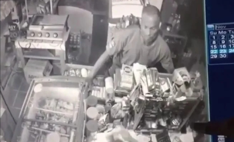 Pencuri Ponsel di Toko Kelontong Terekam CCTV