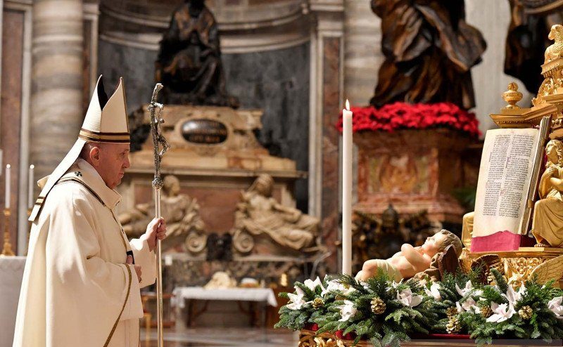 Paus Fransiskus Rayakan Misa Malam Natal secara Sederhana