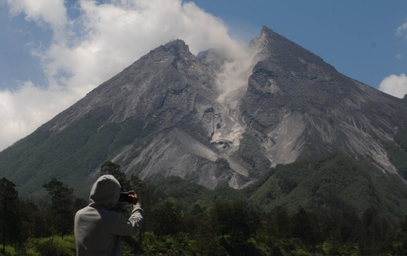 Pulang, Ratusan Warga Merapi Tinggalkan Lokasi Pengungsian Banyurojo