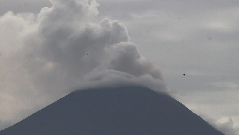 Kabar Gunung Semeru: Tertutup Kabut, Status Masih Waspada