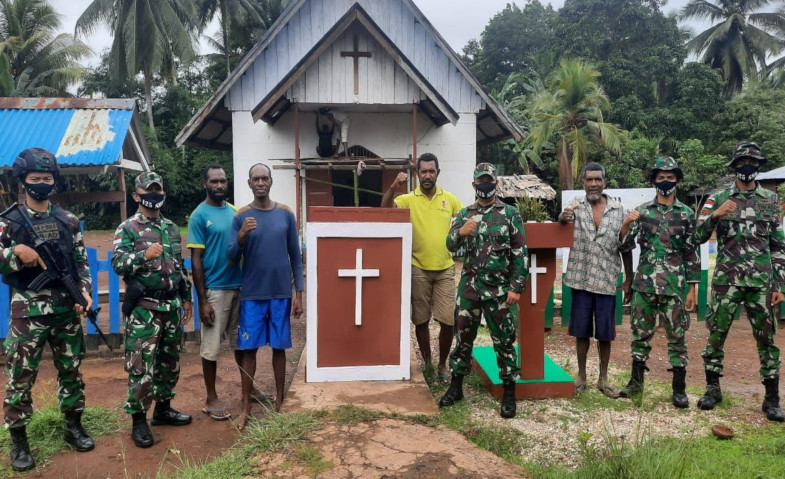 Jelang Perayaan Natal, Satgas Yonif 125/Simbisa Bantu Memperindah Gereja di Kampung Toray