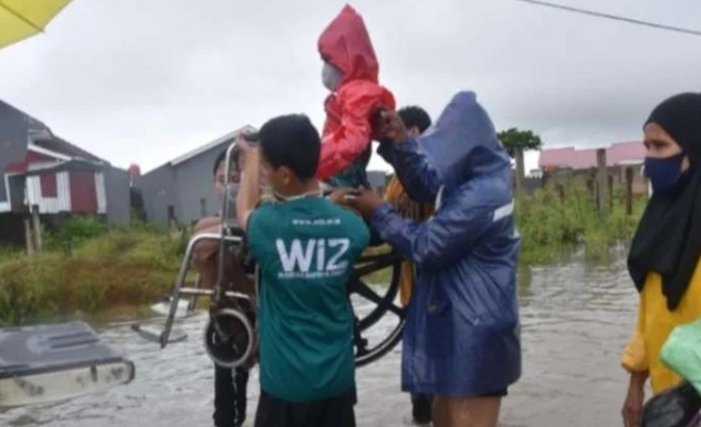 Terjebak Banjir selama Dua Hari, Wanita Ini Menggigil saat Dievakuasi