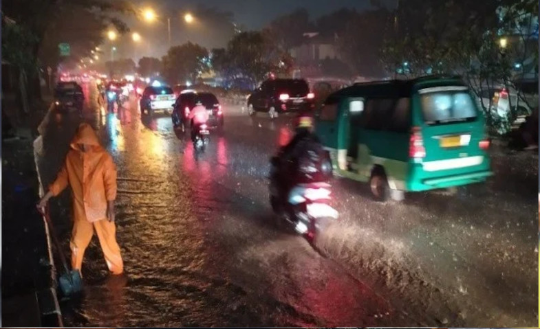 Bandung Dilanda Banjir, Sejumlah Mobil Terendam dan Menyebabkan Macet