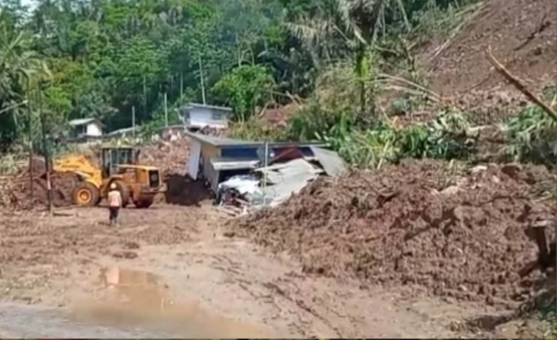 Proses Evakuasi Material Longsor di Garut Alami Kendala