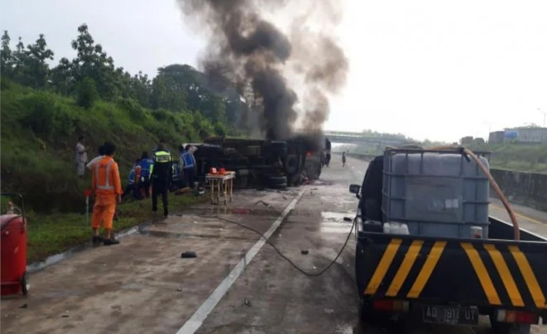 Tiga Orang Tewas Akibat Kecelakaan di Tol Madiun