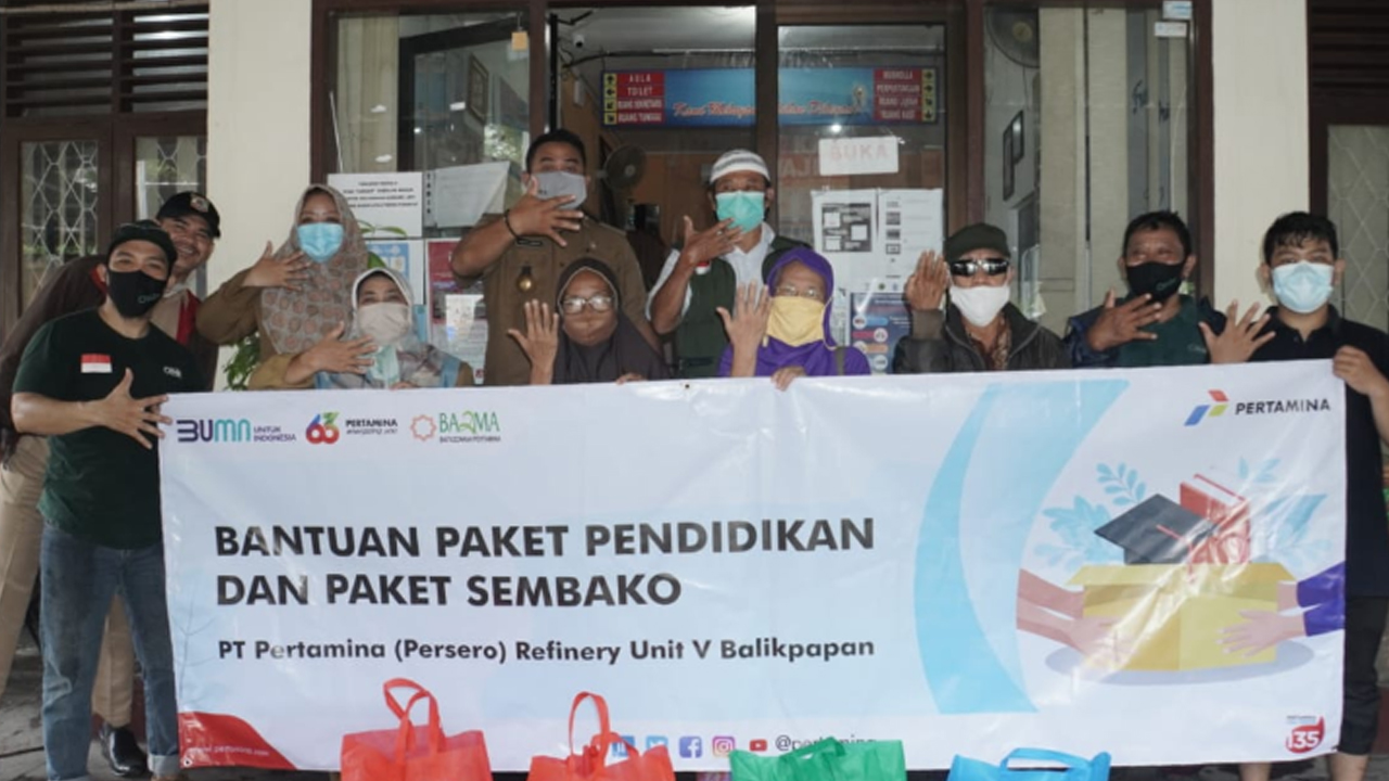 Pertamina Memberi 375 Paket Sembako dan Peralatan Sekolah