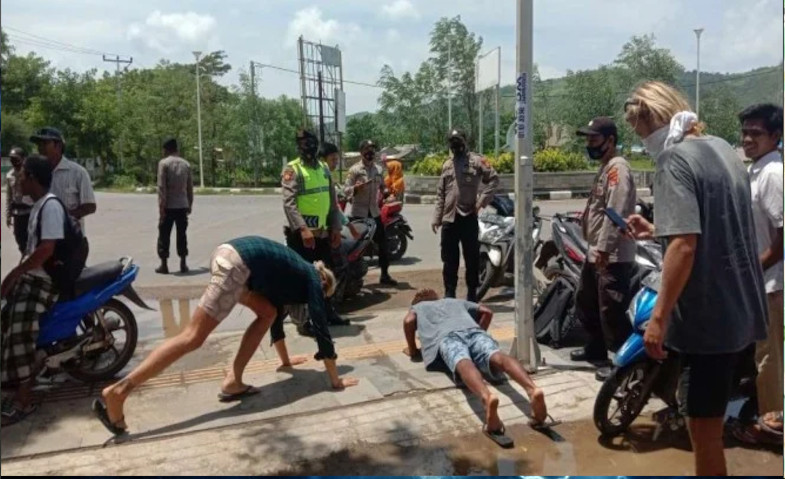 Tak Pakai Masker, Bule-bule di Lombok Dihukum Push-up