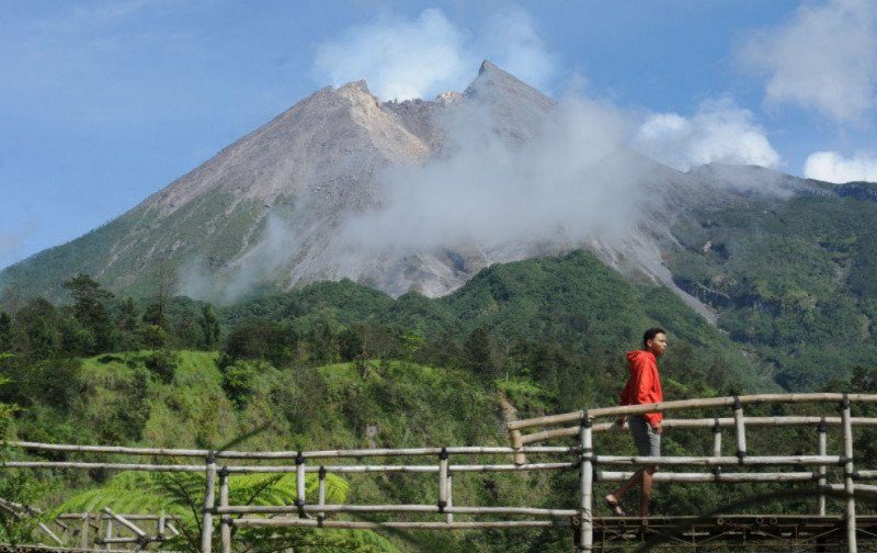 Gunung Merapi Luncurkan Guguran Lava Pijar Sejauh 1,2 Km