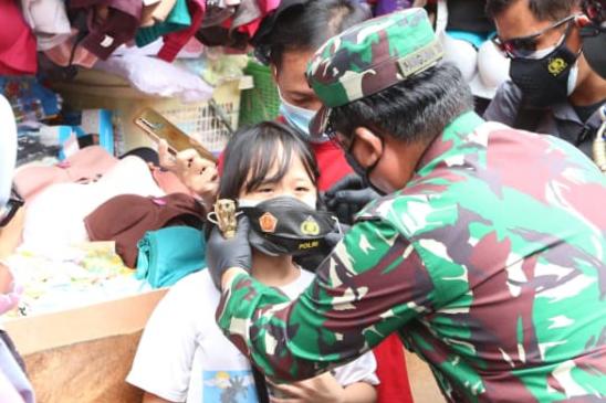 Panglima TNI-Kapolri Tinjau Penerapan Prokes di Blok A Pasar Tanah Abang