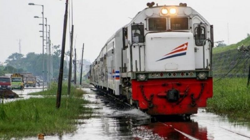 Banjir Bikin Jadwal Kereta dari Jakarta Terganggu