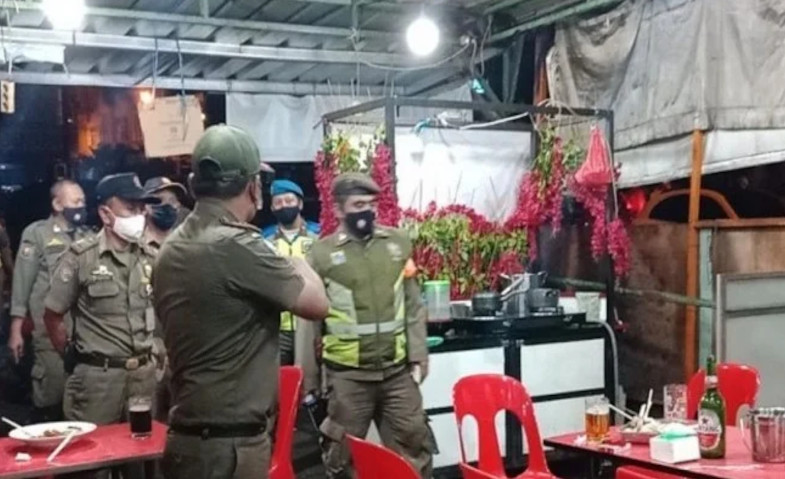 Warung Buka Sampai Larut Dibubarkan Satpol PP