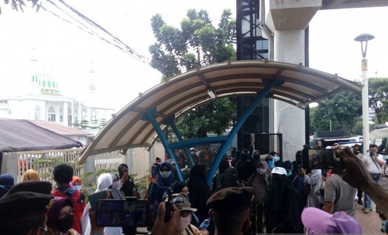 Hindari Kerumunan, Polisi Bubarkan Ibu-Ibu Simpatisan Habib Rizieq Shihab di PN Jakarta Timur