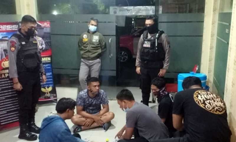 Asik Judi Domino di Terminal Tirtonadi, Tiga Warga Ini Diciduk Polisi yang Berpatroli