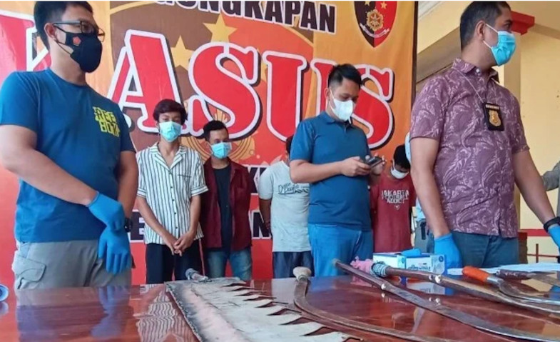 Laganya Layak Bang Jago, Ditangkap Polisi Seperti Ayam Sayur