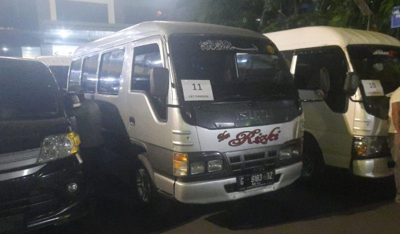 Polda Metro Jaya Amankan Puluhan Mobil Travel Gelap