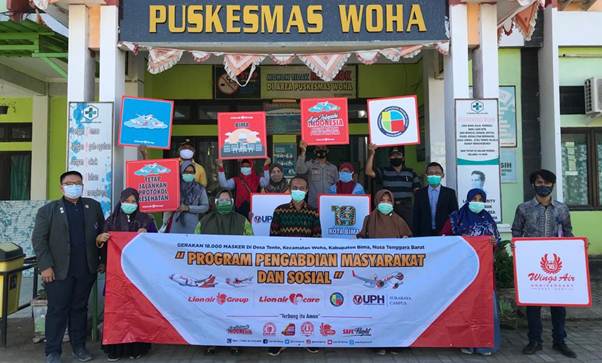 Lion Air Group-UPH Surabaya Bagi-bagi 18 Ribu Masker di Desa Tente Sumbawa