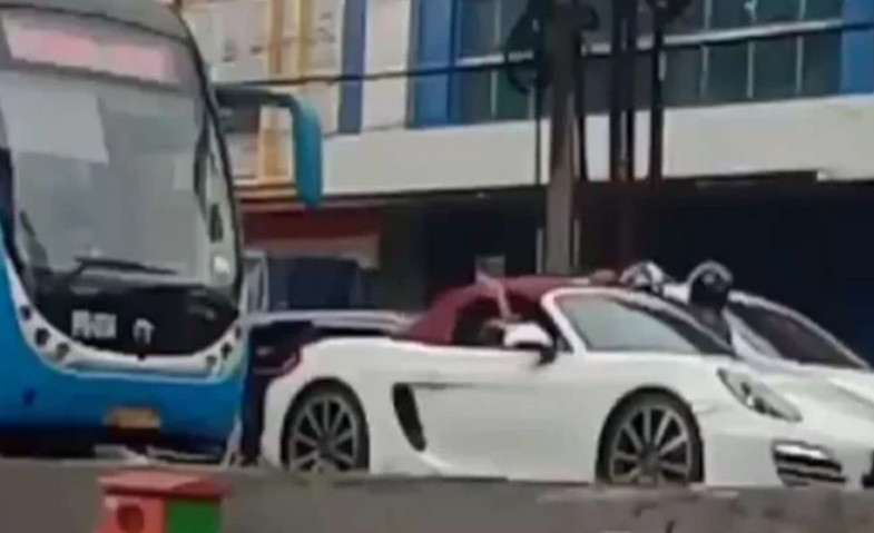 Sopir Mobil Mewah yang Minta Bus TransJakarta Mundur Diamankan Polisi